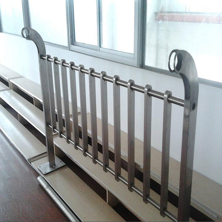 道路防護欄選用什么材質好？