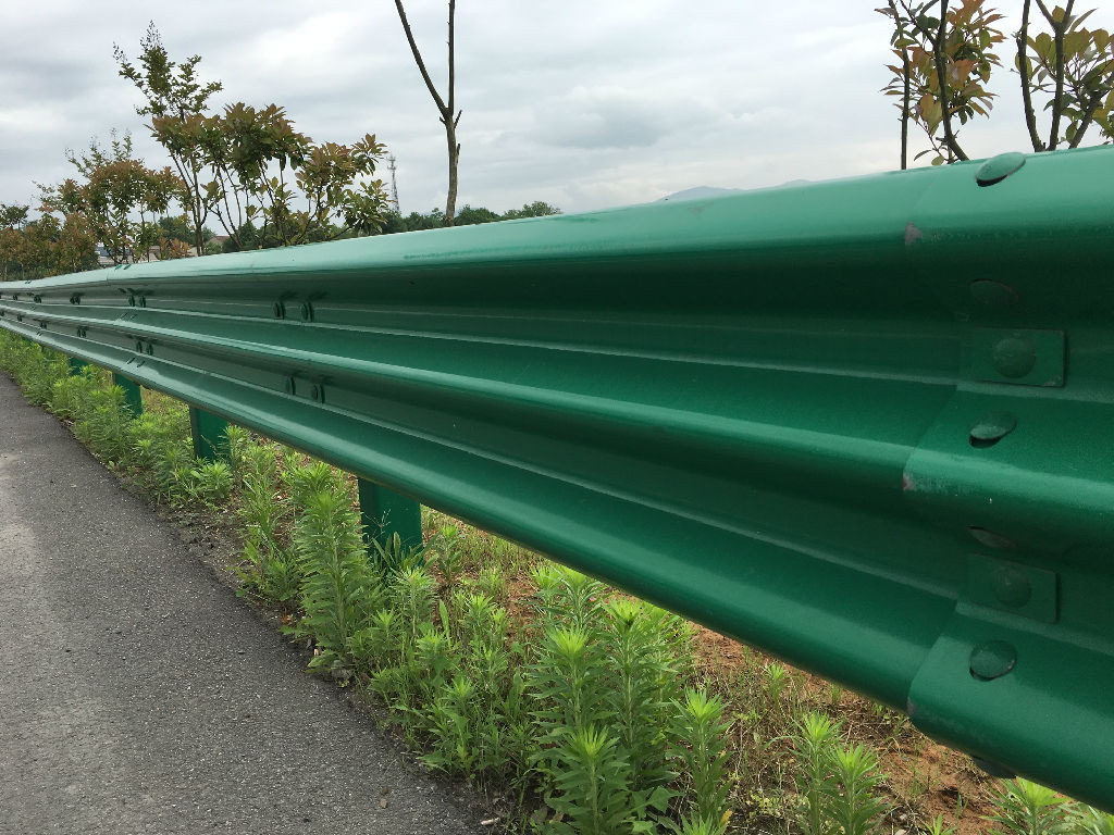 波形護欄立柱遇到石頭打不下去怎么辦？